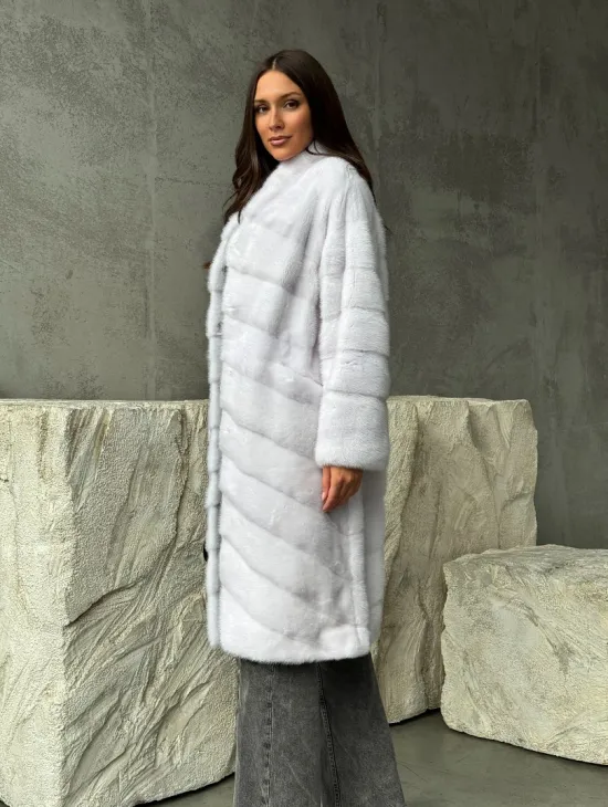 Белая норковая шуба с V-образным воротником - фото 10