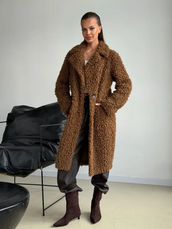 Коричневая двухсторонняя дубленка из экомеха - фото 9