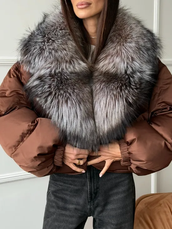 Короткий пуховик с мехом чернобурки - фото 2