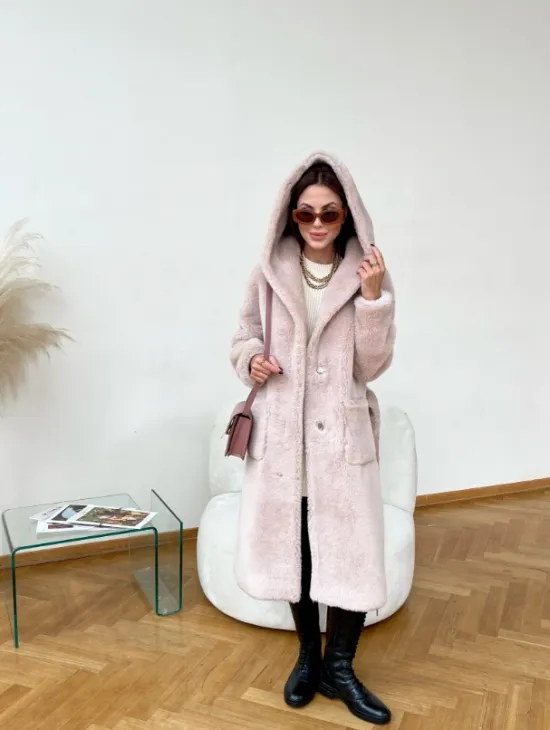 Шуба из натуральной шерсти с капюшоном под пояс - фото 5