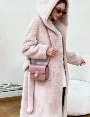 Шуба из натуральной шерсти с капюшоном под пояс - фото 1