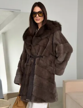 Шуба норковая с капюшоном из куницы - фото 0