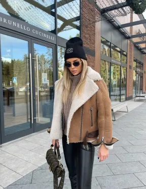 Дубленка - бомбер со спущенным плечом из натуральной овчины - фото 3