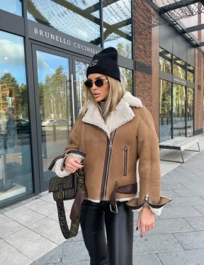 Дубленка - бомбер со спущенным плечом из натуральной овчины - фото 1