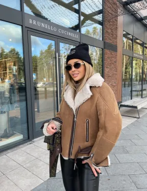 Дубленка - бомбер со спущенным плечом из натуральной овчины - фото 2