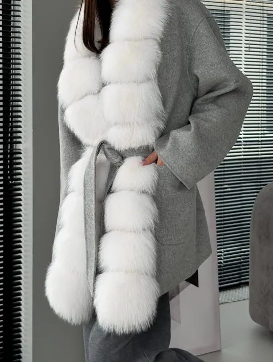 Серое пальто с меховым воротником - фото 4