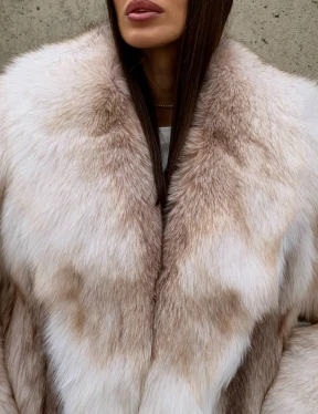 Женская шуба из натурального меха лисы - фото 1
