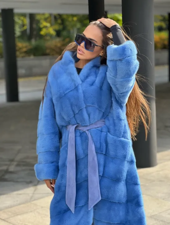 Удлиненная норковая шуба с поясом в голубом оттенке - фото 1