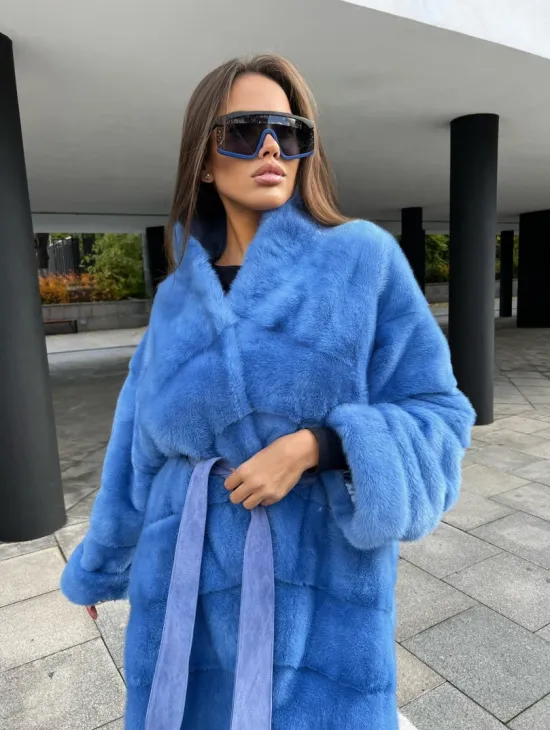 Удлиненная норковая шуба с поясом в голубом оттенке - фото 0
