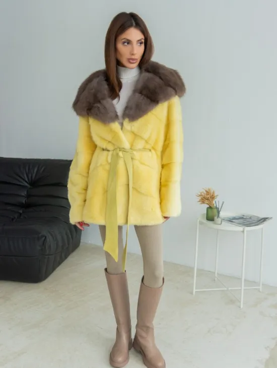 Норковое пончо - шуба с капюшоном из меха куницы - желтого цвета - фото 5