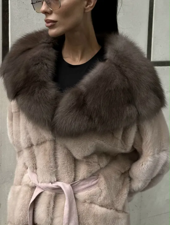 Норковая шуба с капюшоном из меха куницы пудрового цвета (нежно-розовый) - фото 4